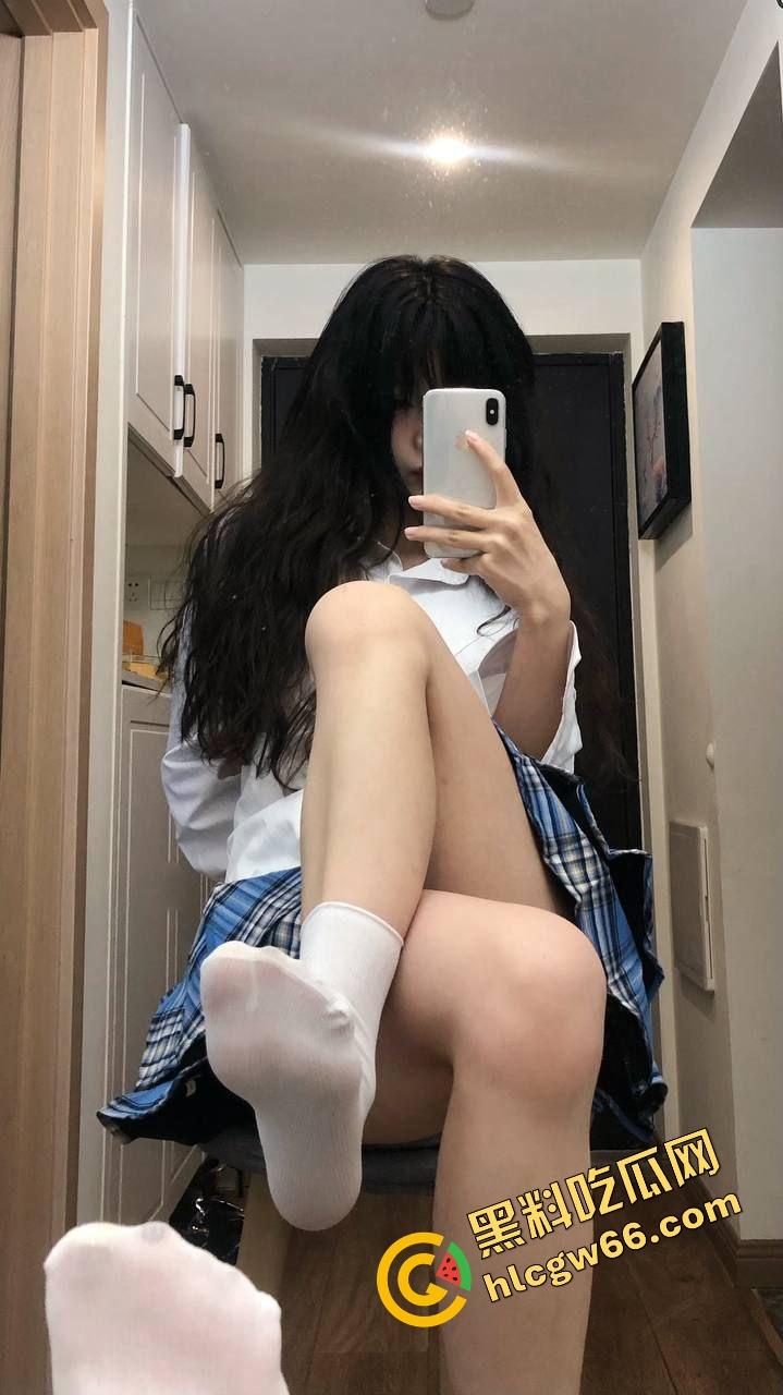 西安市师范大学大三骚妹钱月私照流出!白虎粉嫩穴+白腿袜诱惑,疑似被足控男友操到喷汁拍全套!-2
