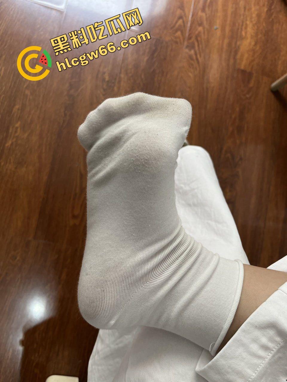 西安市师范大学大三骚妹钱月私照流出!白虎粉嫩穴+白腿袜诱惑,疑似被足控男友操到喷汁拍全套!-5