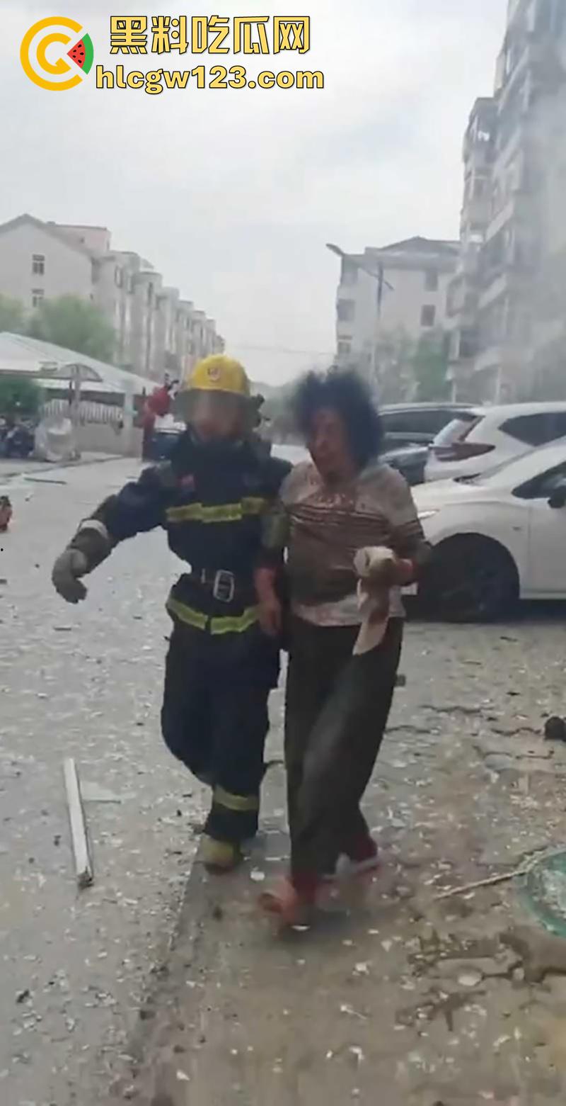 山西太原小区爆炸事故，丰景佳园小区事故现场，大妈这发型也太搞笑了，像是动画里被屁崩了！-4