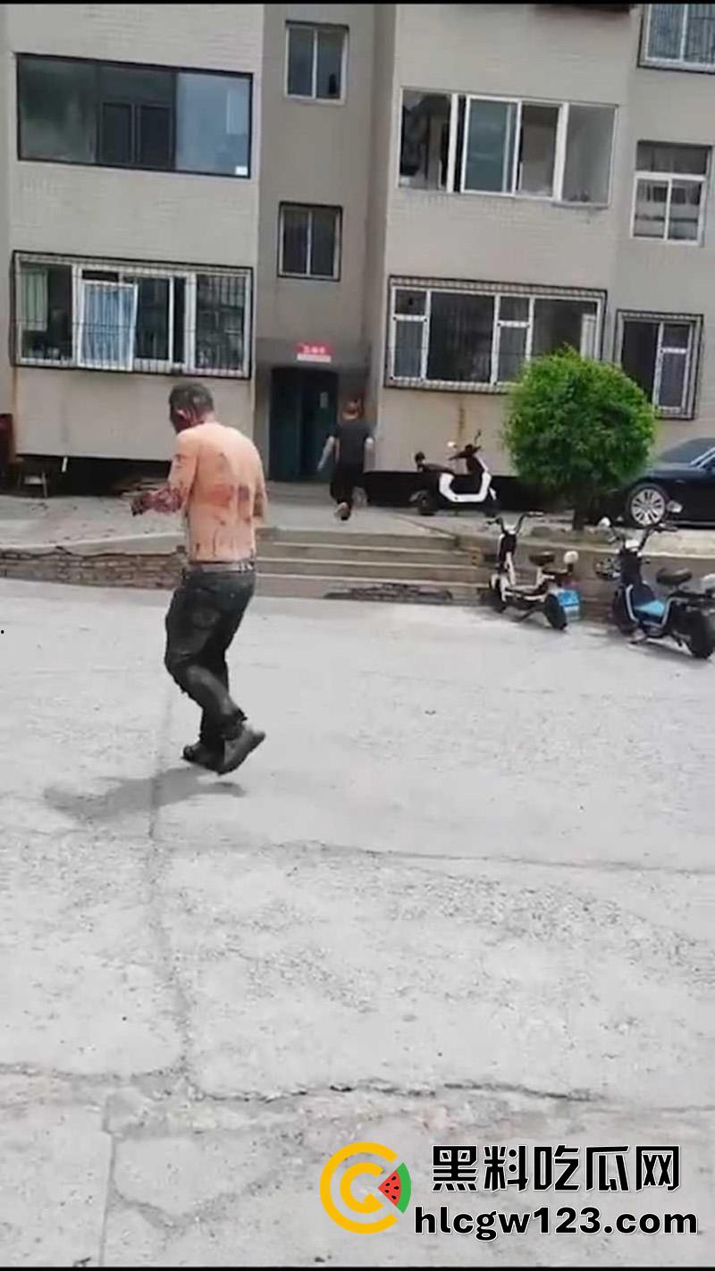 山西太原小区爆炸事故，丰景佳园小区事故现场，大妈这发型也太搞笑了，像是动画里被屁崩了！-5