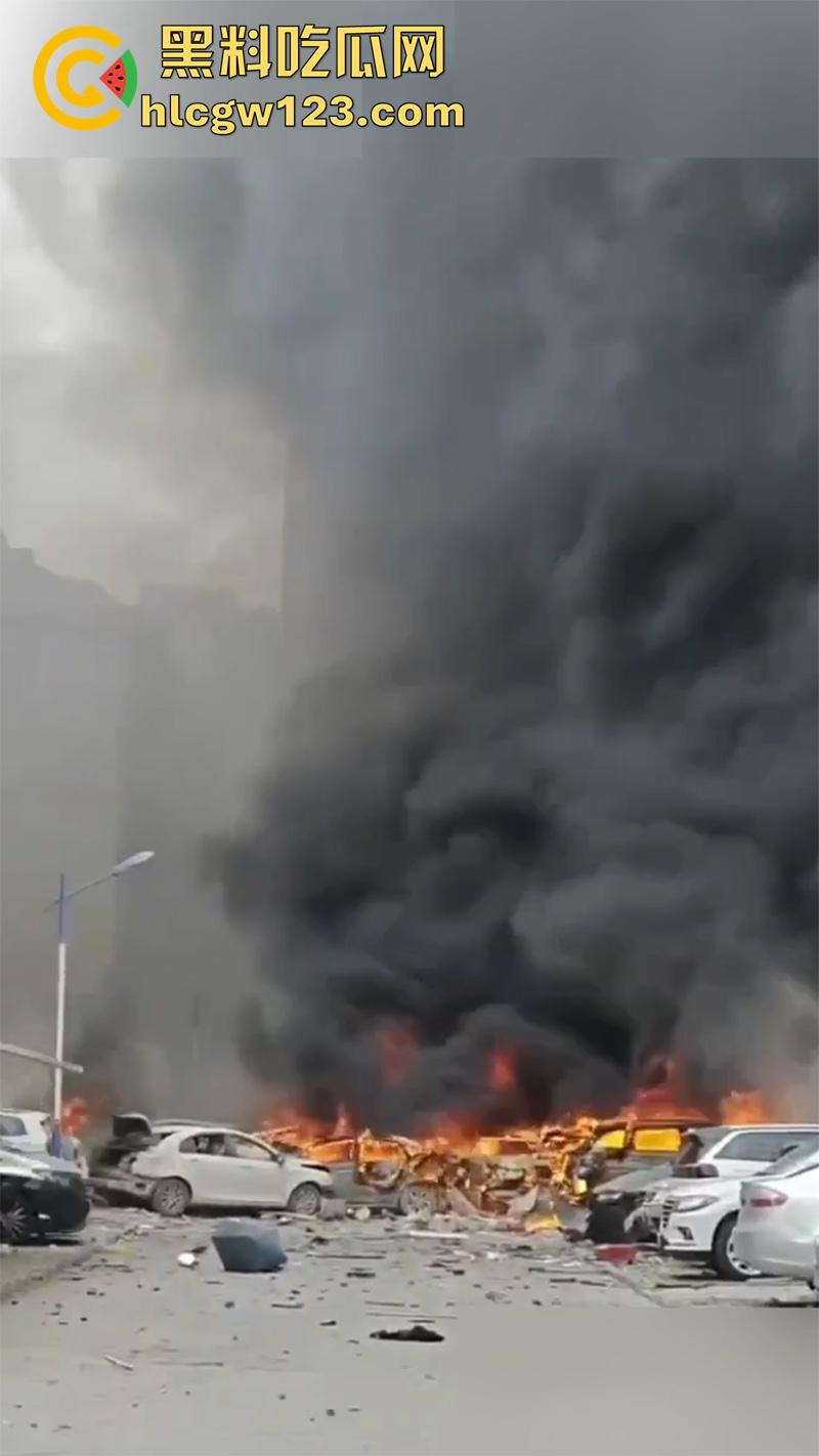 山西太原小区爆炸事故，丰景佳园小区事故现场，大妈这发型也太搞笑了，像是动画里被屁崩了！-7