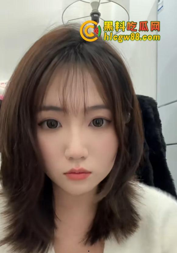 佛山罗总重金拿下女主播『华华华酱』在ET9车震,激情未尽就被原配跟小舅子当场捉奸,裤子都没穿好!-6