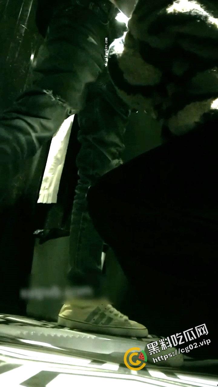 偸拍Club夜场 女厕 超多时尚靓妹方便 逼脸同框 意外收获性急小情侣口交后入快餐式性爱-2