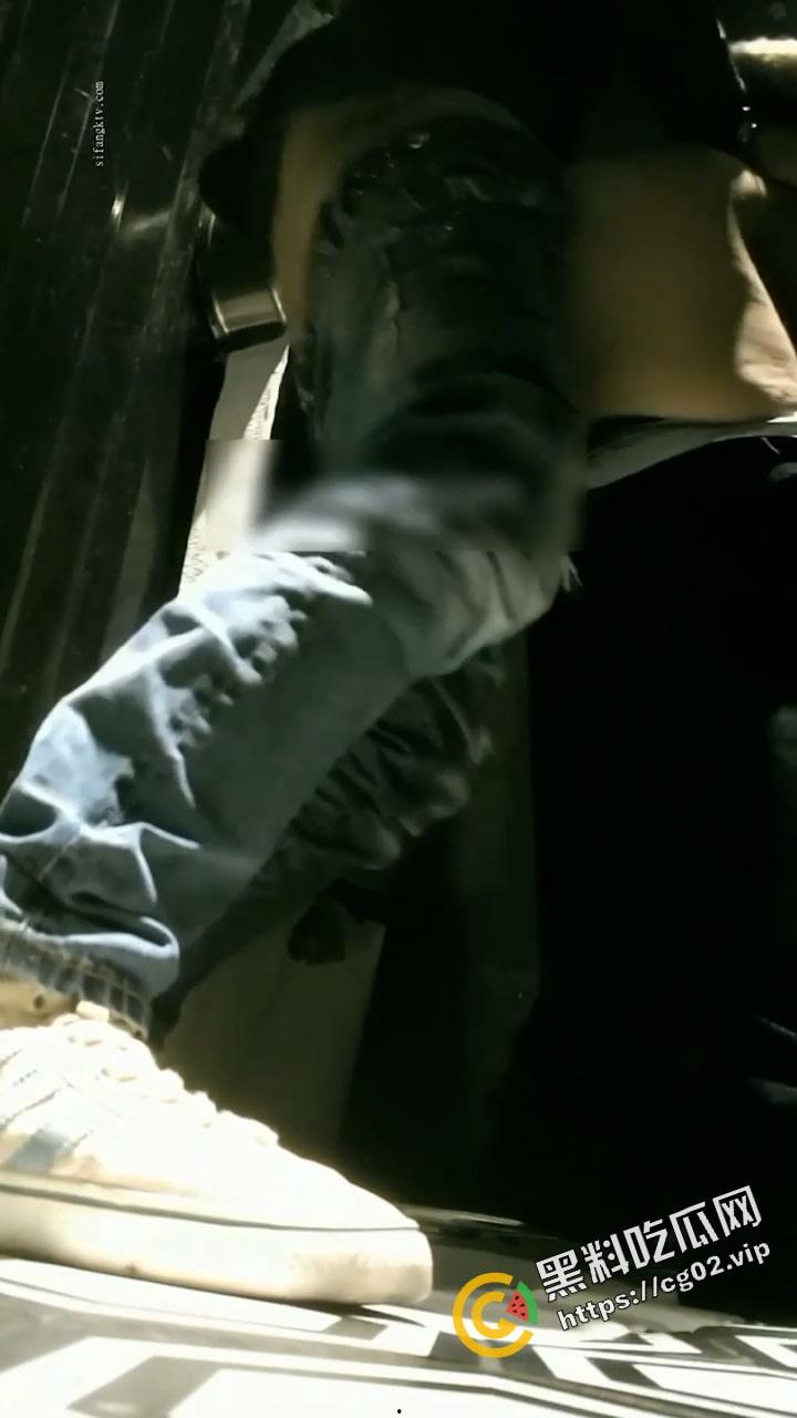 偸拍Club夜场 女厕 超多时尚靓妹方便 逼脸同框 意外收获性急小情侣口交后入快餐式性爱-3