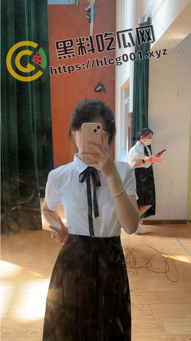 山东商务职业学院反差母狗【吴彩媚】02年幼师 背着男朋友找主人做母狗 露出 炮机 举牌认证 实名曝光-64