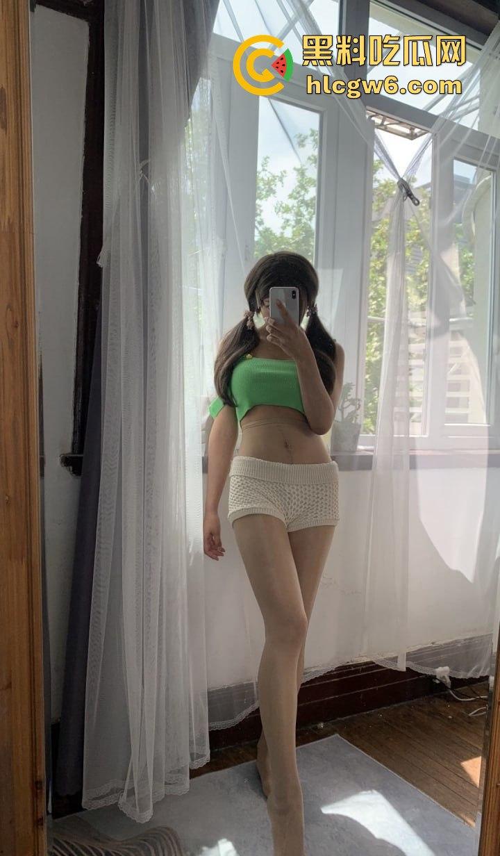 润到韩国钓上极品韩国少女，土豪带妹子乡间小道停车，直接在车里吹箫被口爆，这骚操作真是会来事！-9