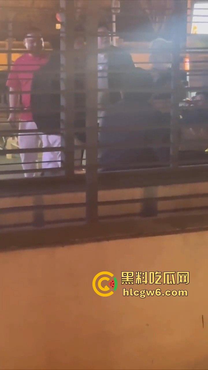 河北秦皇岛社会小妹街头吵架,一言不合就脱裤子露逼让对方操自己,惊呆路人和吃瓜群众。-1