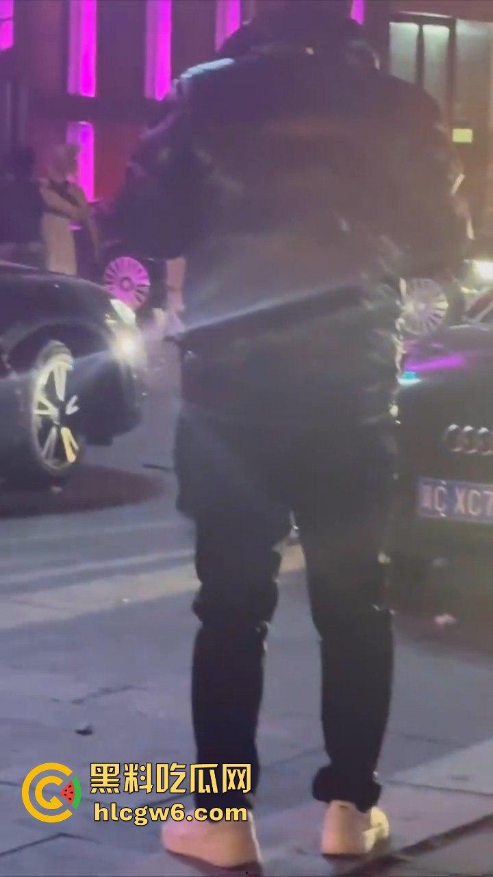 河北秦皇岛社会小妹街头吵架,一言不合就脱裤子露逼让对方操自己,惊呆路人和吃瓜群众。-3