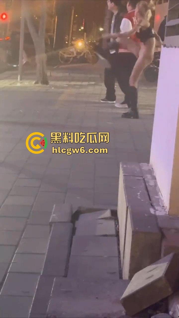 河北秦皇岛社会小妹街头吵架,一言不合就脱裤子露逼让对方操自己,惊呆路人和吃瓜群众。-4