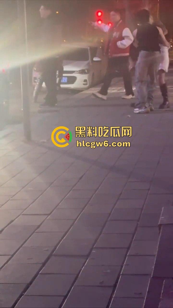 河北秦皇岛社会小妹街头吵架,一言不合就脱裤子露逼让对方操自己,惊呆路人和吃瓜群众。-5