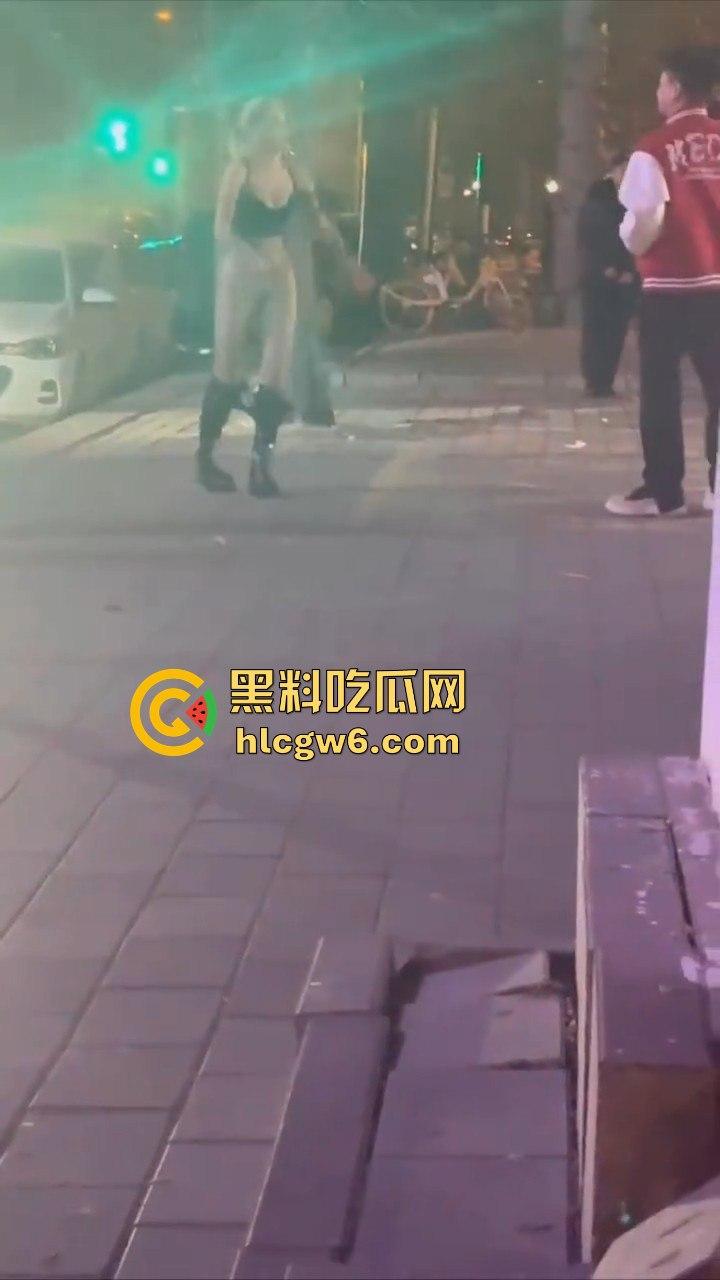 河北秦皇岛社会小妹街头吵架,一言不合就脱裤子露逼让对方操自己,惊呆路人和吃瓜群众。-6