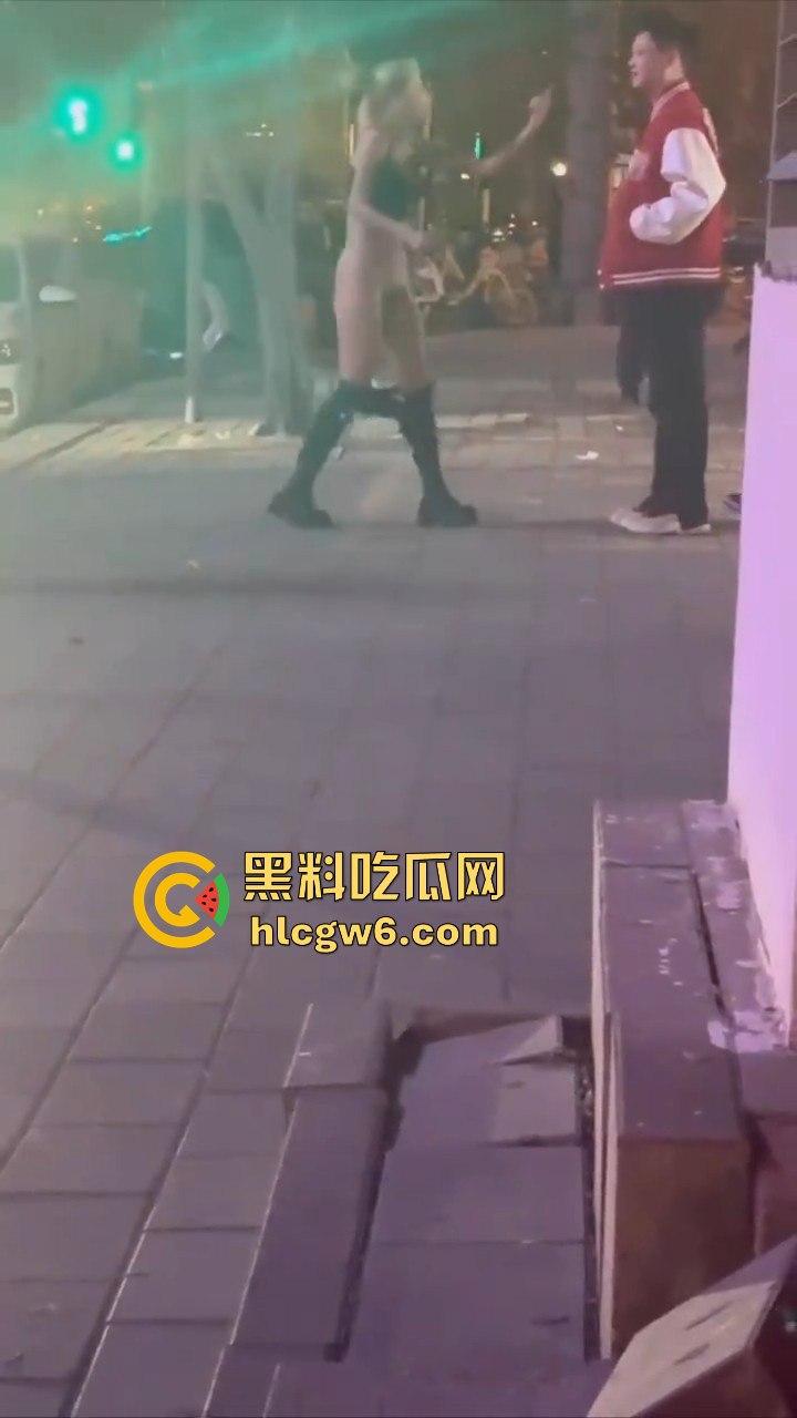 河北秦皇岛社会小妹街头吵架,一言不合就脱裤子露逼让对方操自己,惊呆路人和吃瓜群众。-7