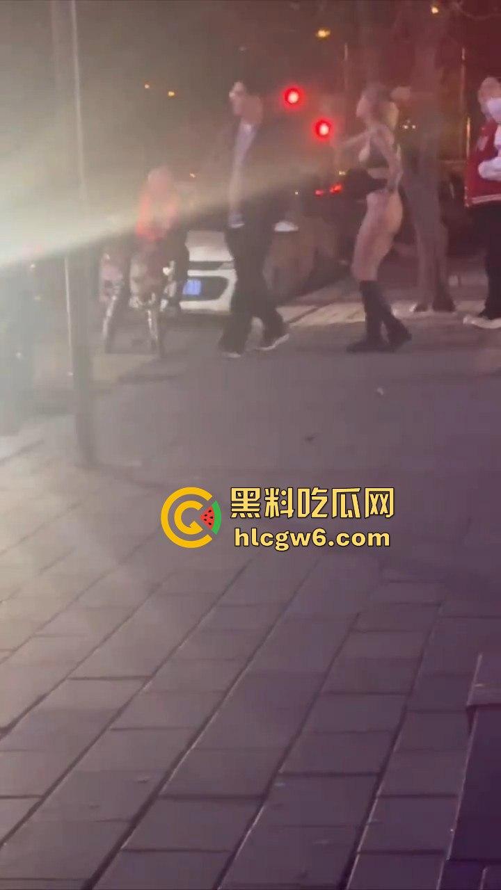 河北秦皇岛社会小妹街头吵架,一言不合就脱裤子露逼让对方操自己,惊呆路人和吃瓜群众。-9