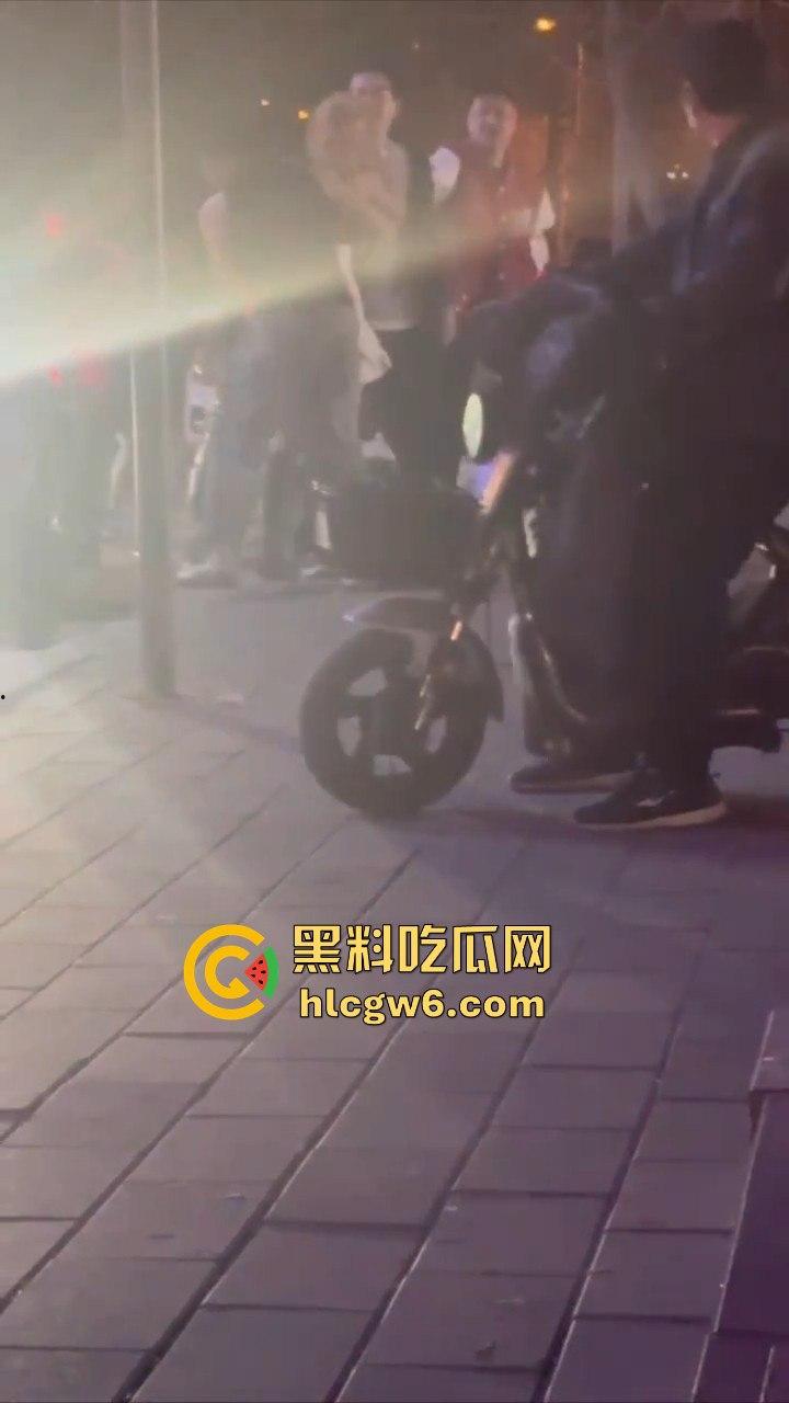 河北秦皇岛社会小妹街头吵架,一言不合就脱裤子露逼让对方操自己,惊呆路人和吃瓜群众。-10