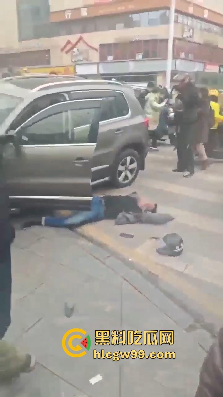湖南长沙桂花公园地铁站一辆汽车突然闯红灯冲撞行人,人直接躺在地上不动了 头破血流,不会又是报复社会吧!-1
