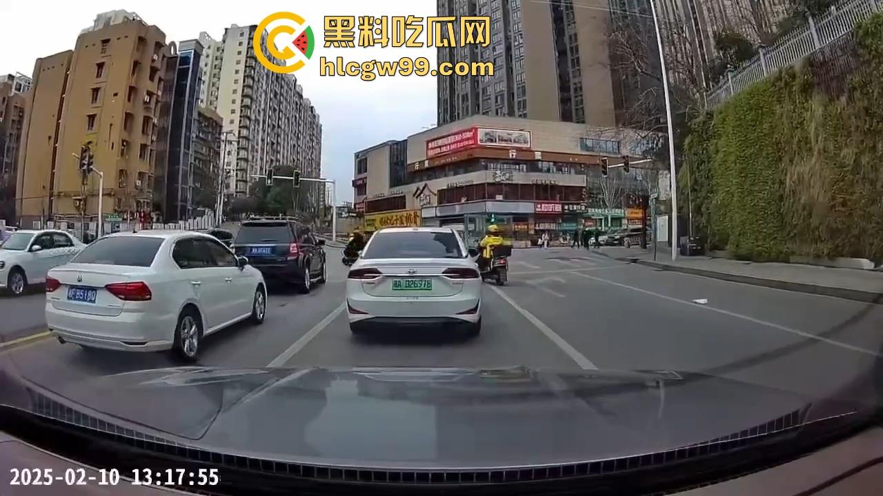 湖南长沙桂花公园地铁站一辆汽车突然闯红灯冲撞行人,人直接躺在地上不动了 头破血流,不会又是报复社会吧!-2