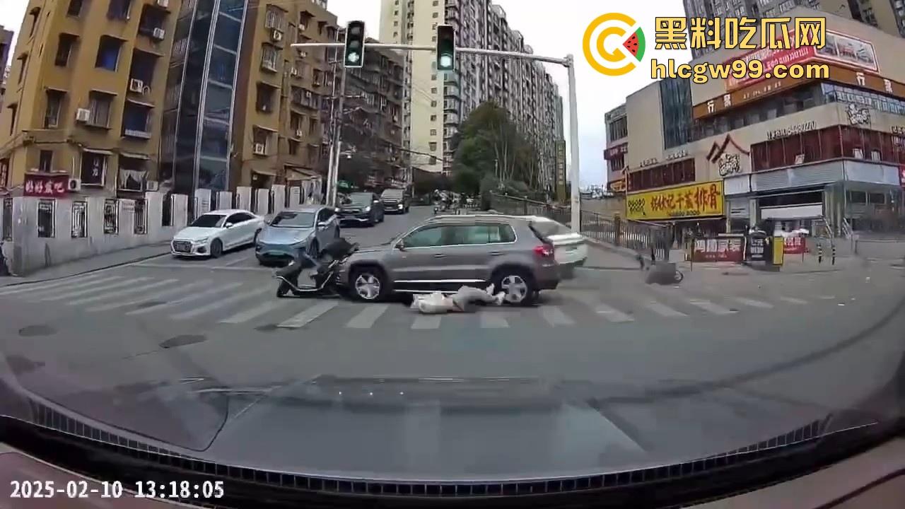 湖南长沙桂花公园地铁站一辆汽车突然闯红灯冲撞行人,人直接躺在地上不动了 头破血流,不会又是报复社会吧!-3