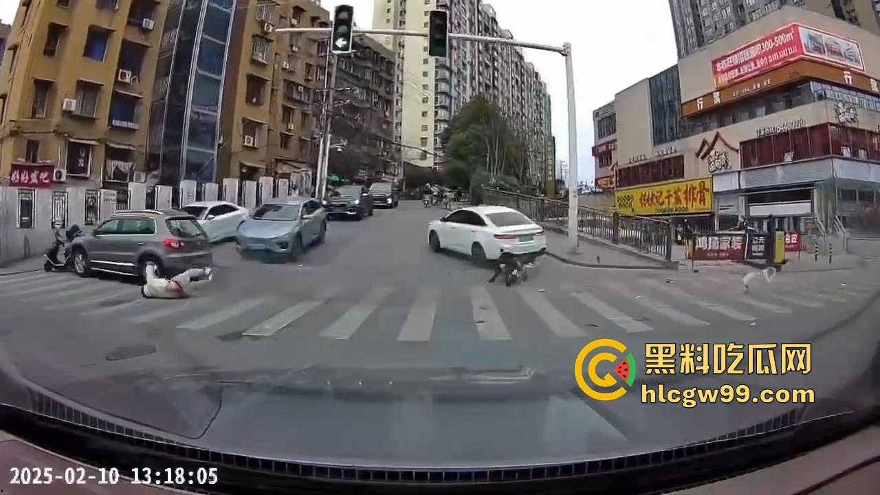 湖南长沙桂花公园地铁站一辆汽车突然闯红灯冲撞行人,人直接躺在地上不动了 头破血流,不会又是报复社会吧!-4