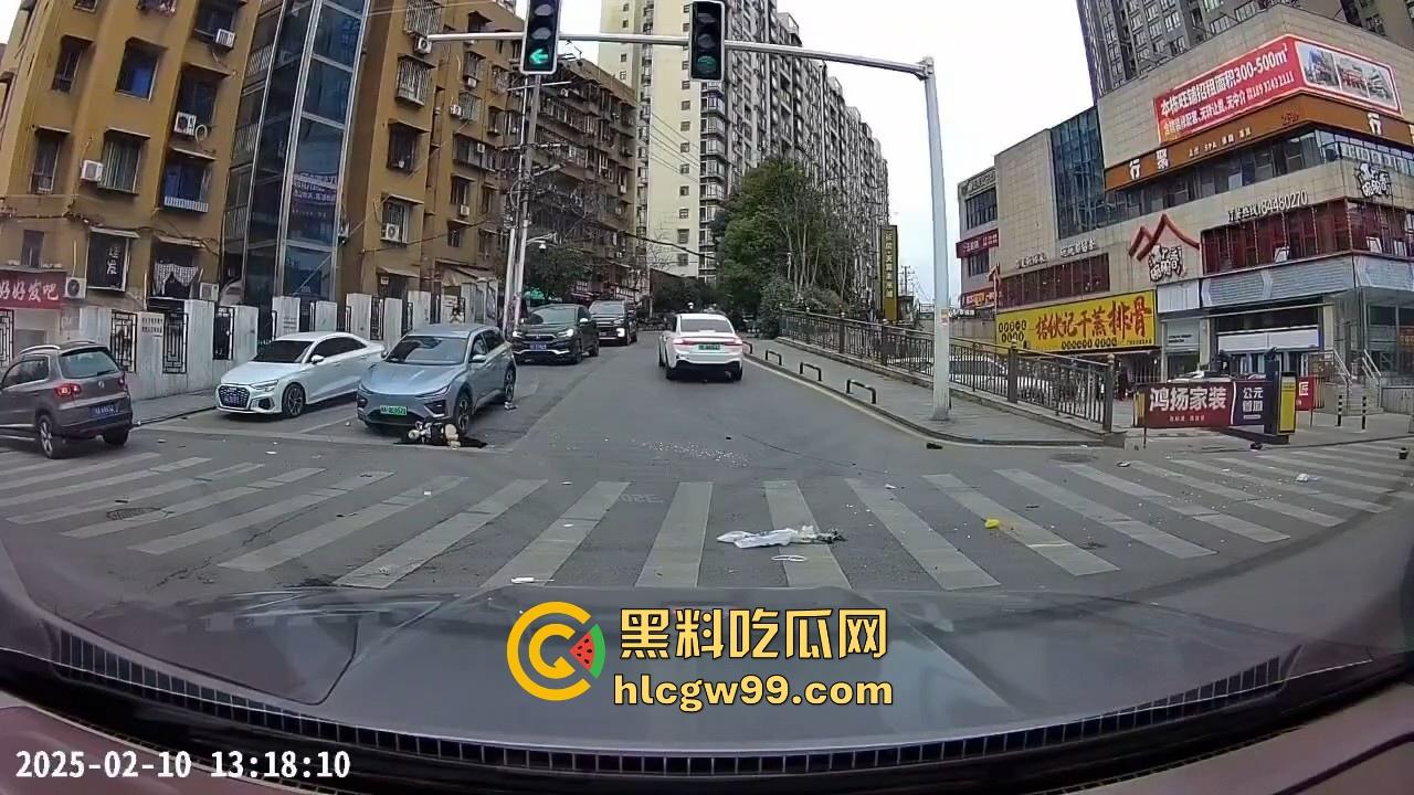 湖南长沙桂花公园地铁站一辆汽车突然闯红灯冲撞行人,人直接躺在地上不动了 头破血流,不会又是报复社会吧!-5