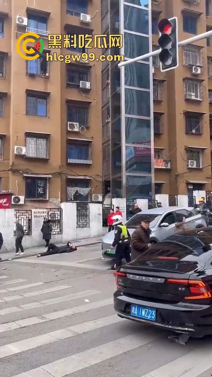 湖南长沙桂花公园地铁站一辆汽车突然闯红灯冲撞行人,人直接躺在地上不动了 头破血流,不会又是报复社会吧!-6