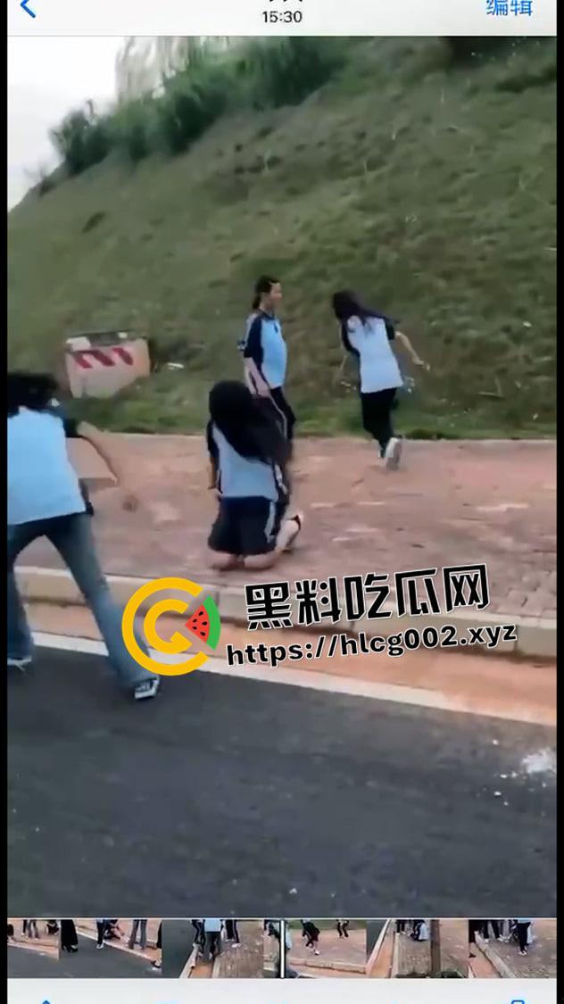 南宁良庆大道校园霸凌原版视频 围殴小女孩还把衣服全脱了 一群畜生啊-3