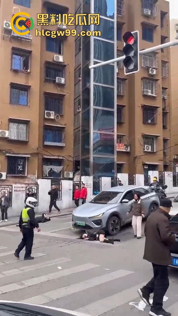 湖南长沙桂花公园地铁站一辆汽车突然闯红灯冲撞行人,人直接躺在地上不动了 头破血流,不会又是报复社会吧!-7