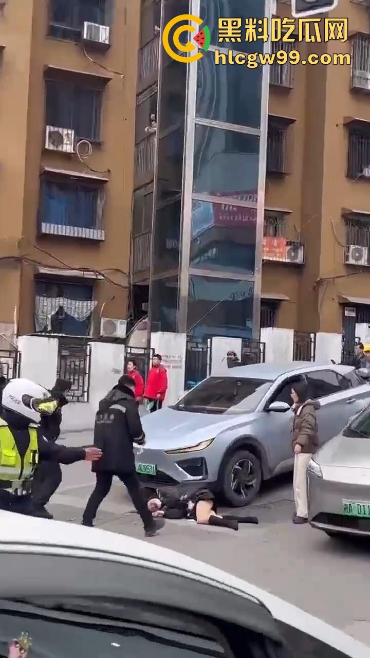 湖南长沙桂花公园地铁站一辆汽车突然闯红灯冲撞行人,人直接躺在地上不动了 头破血流,不会又是报复社会吧!-8