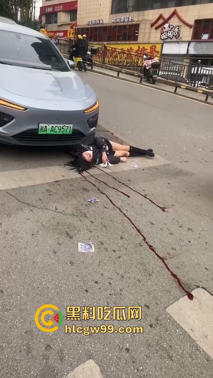 湖南长沙桂花公园地铁站一辆汽车突然闯红灯冲撞行人,人直接躺在地上不动了 头破血流,不会又是报复社会吧!-9