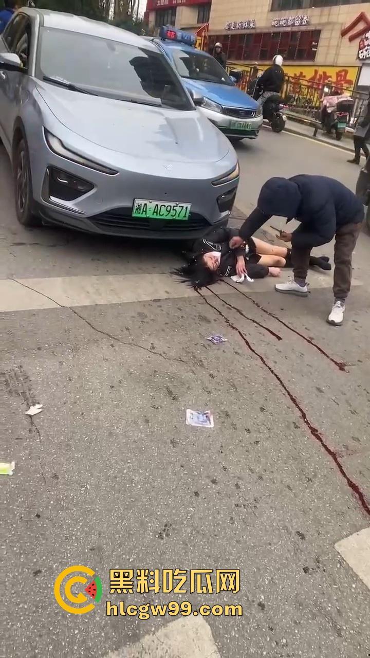 湖南长沙桂花公园地铁站一辆汽车突然闯红灯冲撞行人,人直接躺在地上不动了 头破血流,不会又是报复社会吧!-10