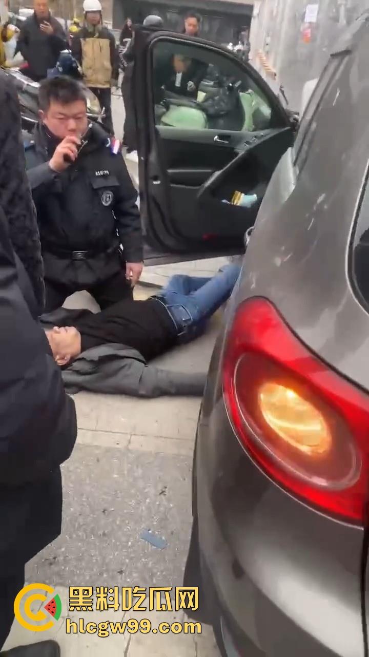 湖南长沙桂花公园地铁站一辆汽车突然闯红灯冲撞行人,人直接躺在地上不动了 头破血流,不会又是报复社会吧!-11