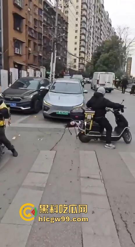 湖南长沙桂花公园地铁站一辆汽车突然闯红灯冲撞行人,人直接躺在地上不动了 头破血流,不会又是报复社会吧!-12