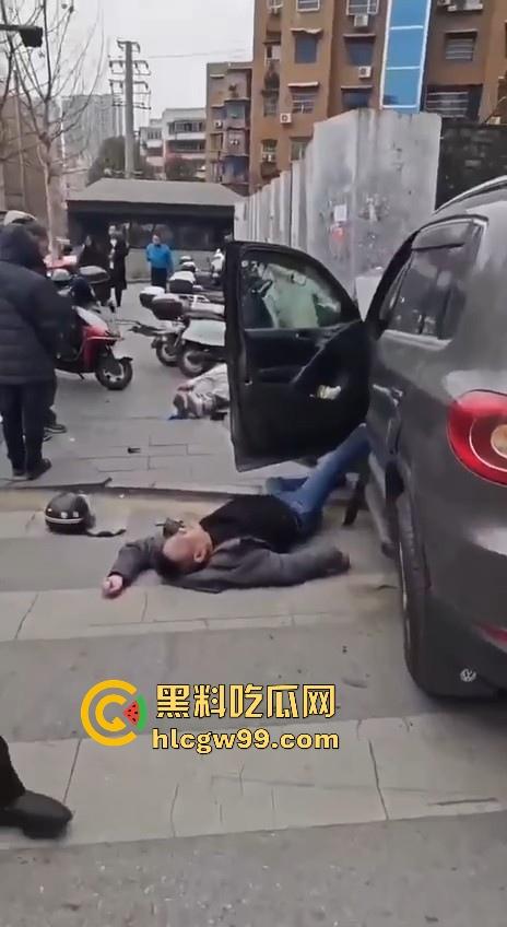 湖南长沙桂花公园地铁站一辆汽车突然闯红灯冲撞行人,人直接躺在地上不动了 头破血流,不会又是报复社会吧!-13