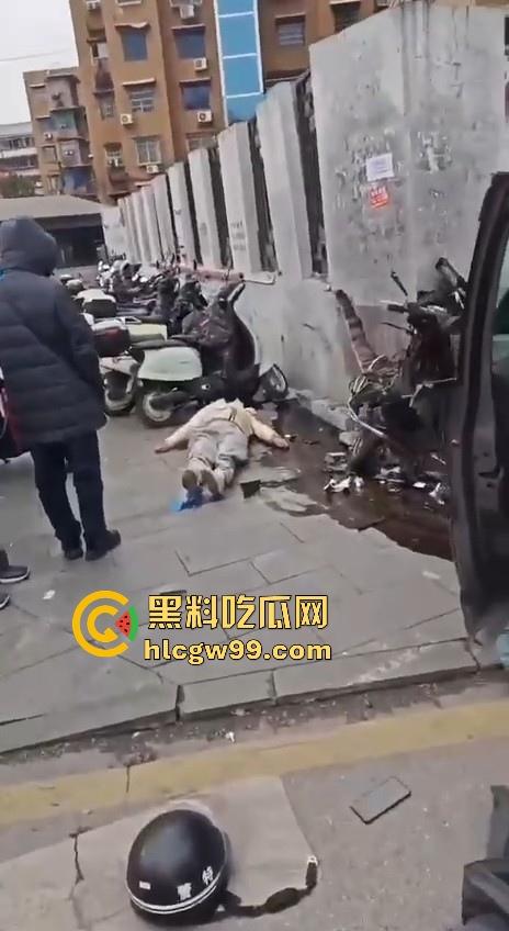 湖南长沙桂花公园地铁站一辆汽车突然闯红灯冲撞行人,人直接躺在地上不动了 头破血流,不会又是报复社会吧!-14