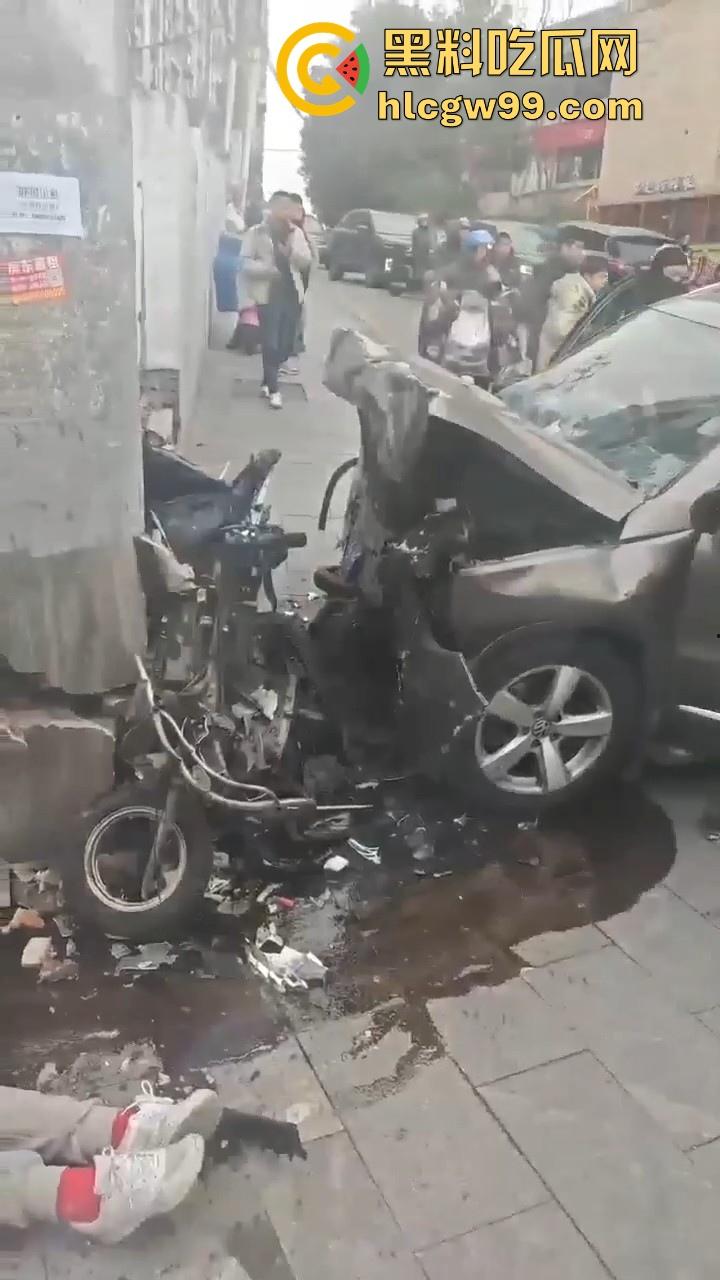 湖南长沙桂花公园地铁站一辆汽车突然闯红灯冲撞行人,人直接躺在地上不动了 头破血流,不会又是报复社会吧!-15