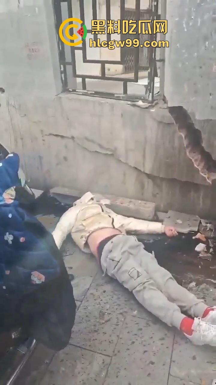 湖南长沙桂花公园地铁站一辆汽车突然闯红灯冲撞行人,人直接躺在地上不动了 头破血流,不会又是报复社会吧!-16