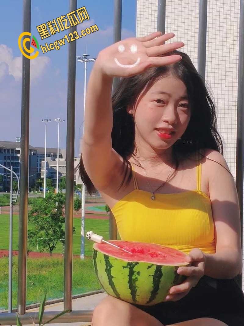 真没想到这么好看的女孩子，被主人调教得如此听话，长腿白丝屁股上写满骚话 !-1