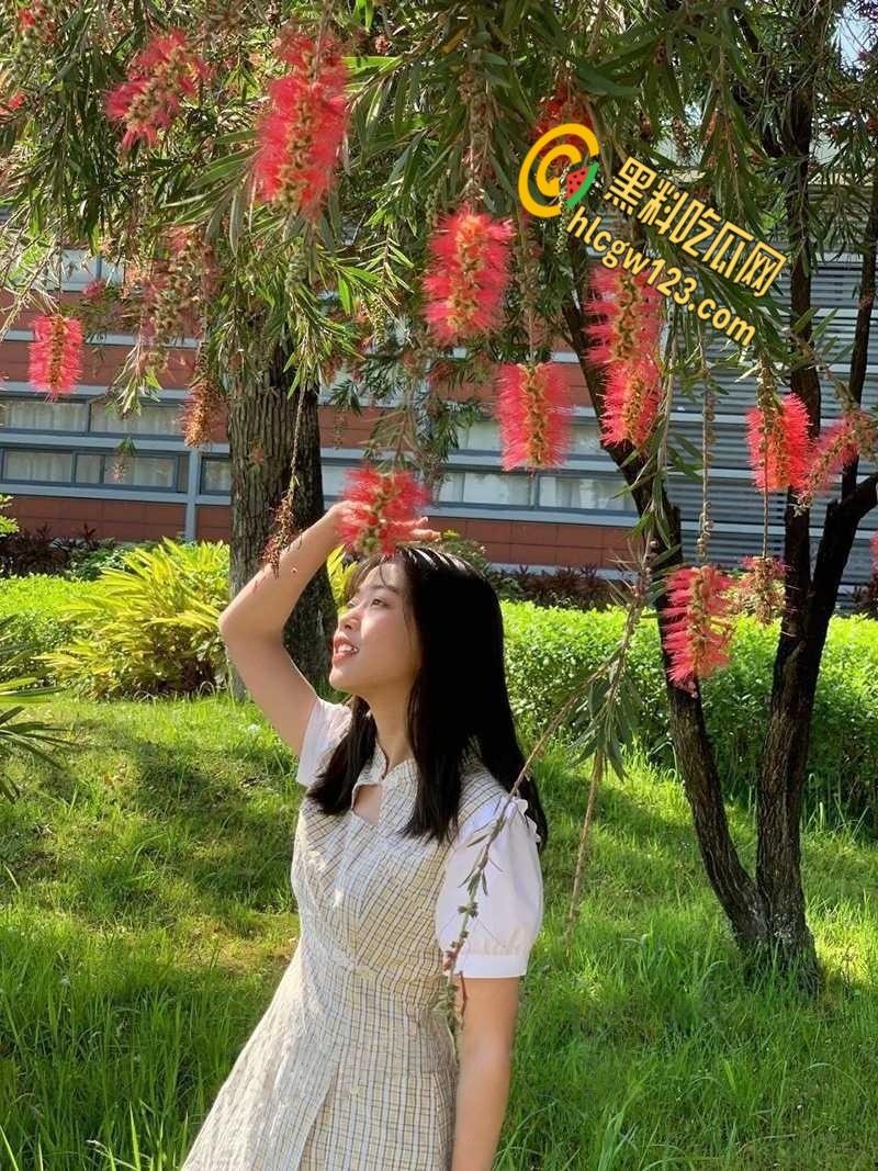 真没想到这么好看的女孩子，被主人调教得如此听话，长腿白丝屁股上写满骚话 !-3