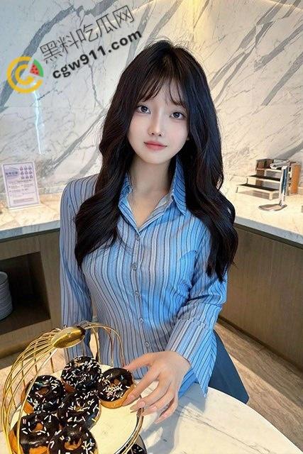 海角兄妹乱伦:房间偷操清纯表妹,书桌上玩弄着极品嫩穴,大屌粗暴入侵,最后口爆颜射,春光无限!-1