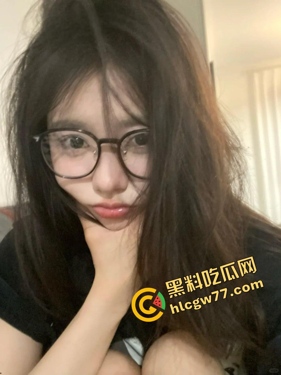 唐山邻居眼镜小妹『黎蒨』私拍曝光,被隔壁猥琐老王假借送礼为由,拉到厕所强制深喉打脸!-5