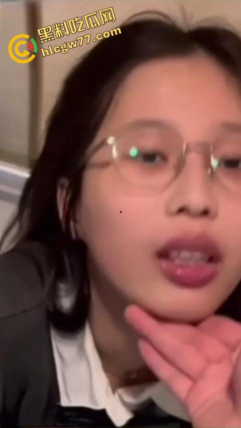 唐山邻居眼镜小妹『黎蒨』私拍曝光,被隔壁猥琐老王假借送礼为由,拉到厕所强制深喉打脸!-7