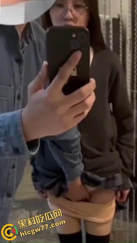 唐山邻居眼镜小妹『黎蒨』私拍曝光,被隔壁猥琐老王假借送礼为由,拉到厕所强制深喉打脸!-9