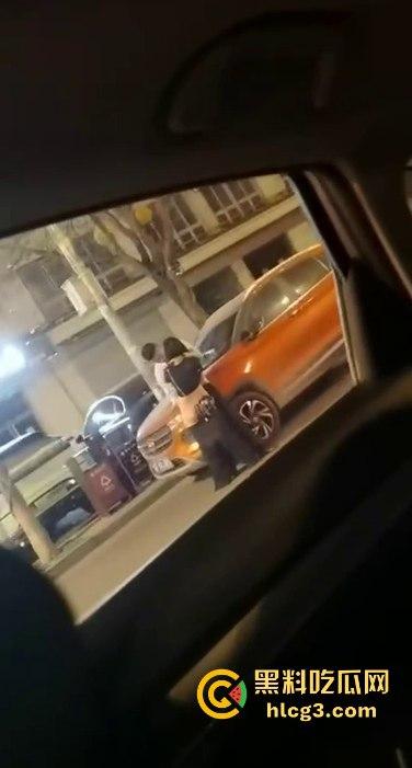 只有更骚 没有最骚!这饥渴到什么程度?情侣公路边倚靠车旁 公共场合脱衣扣穴!-1