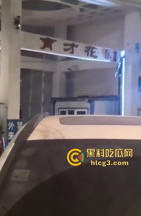 只有更骚 没有最骚!这饥渴到什么程度?情侣公路边倚靠车旁 公共场合脱衣扣穴!-2