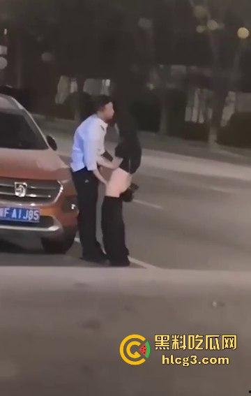 只有更骚 没有最骚!这饥渴到什么程度?情侣公路边倚靠车旁 公共场合脱衣扣穴!-3
