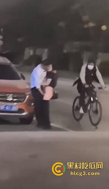 只有更骚 没有最骚!这饥渴到什么程度?情侣公路边倚靠车旁 公共场合脱衣扣穴!-4