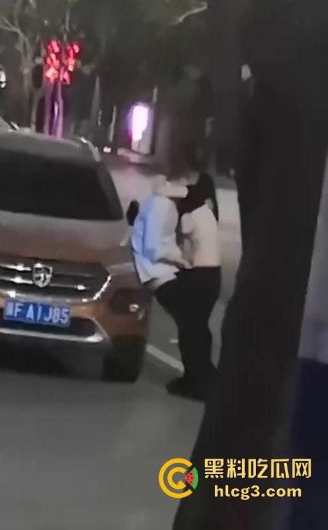 只有更骚 没有最骚!这饥渴到什么程度?情侣公路边倚靠车旁 公共场合脱衣扣穴!-5