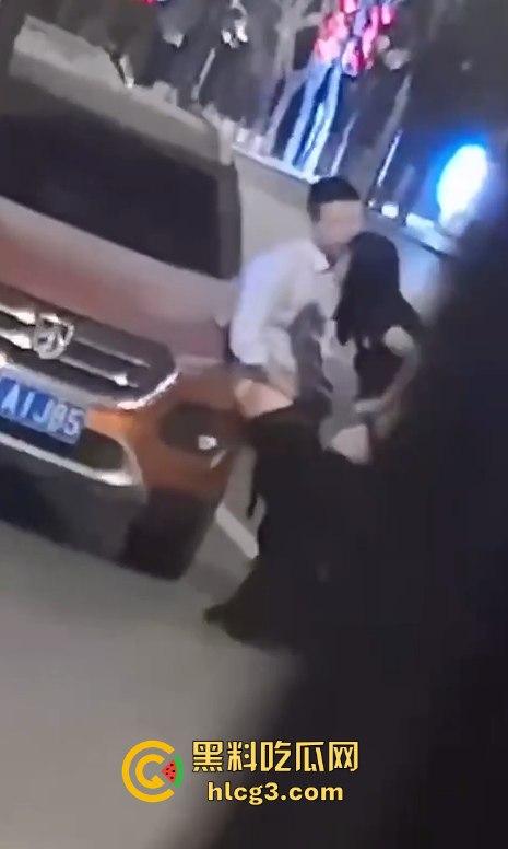 只有更骚 没有最骚!这饥渴到什么程度?情侣公路边倚靠车旁 公共场合脱衣扣穴!-6