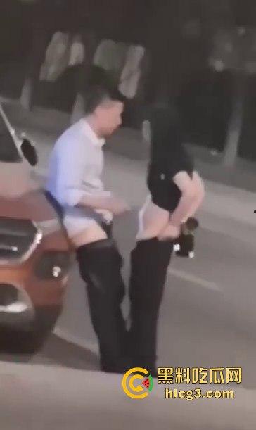 只有更骚 没有最骚!这饥渴到什么程度?情侣公路边倚靠车旁 公共场合脱衣扣穴!-7