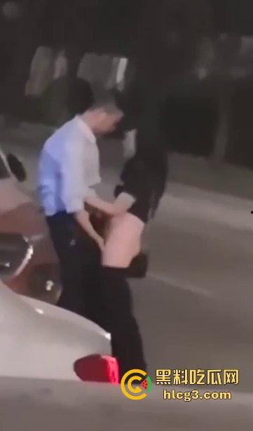 只有更骚 没有最骚!这饥渴到什么程度?情侣公路边倚靠车旁 公共场合脱衣扣穴!-8