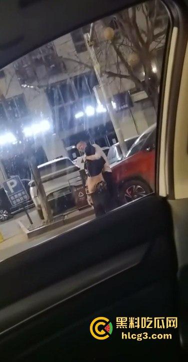 只有更骚 没有最骚!这饥渴到什么程度?情侣公路边倚靠车旁 公共场合脱衣扣穴!-9